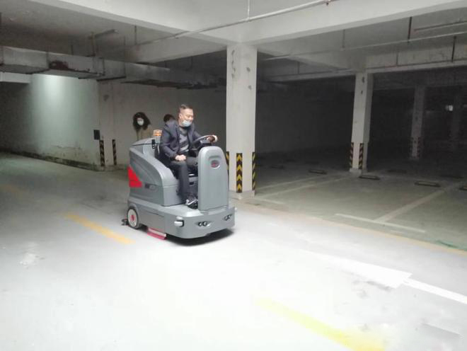 湘潭小区物业保洁不用人力改用驾驶式洗地机了